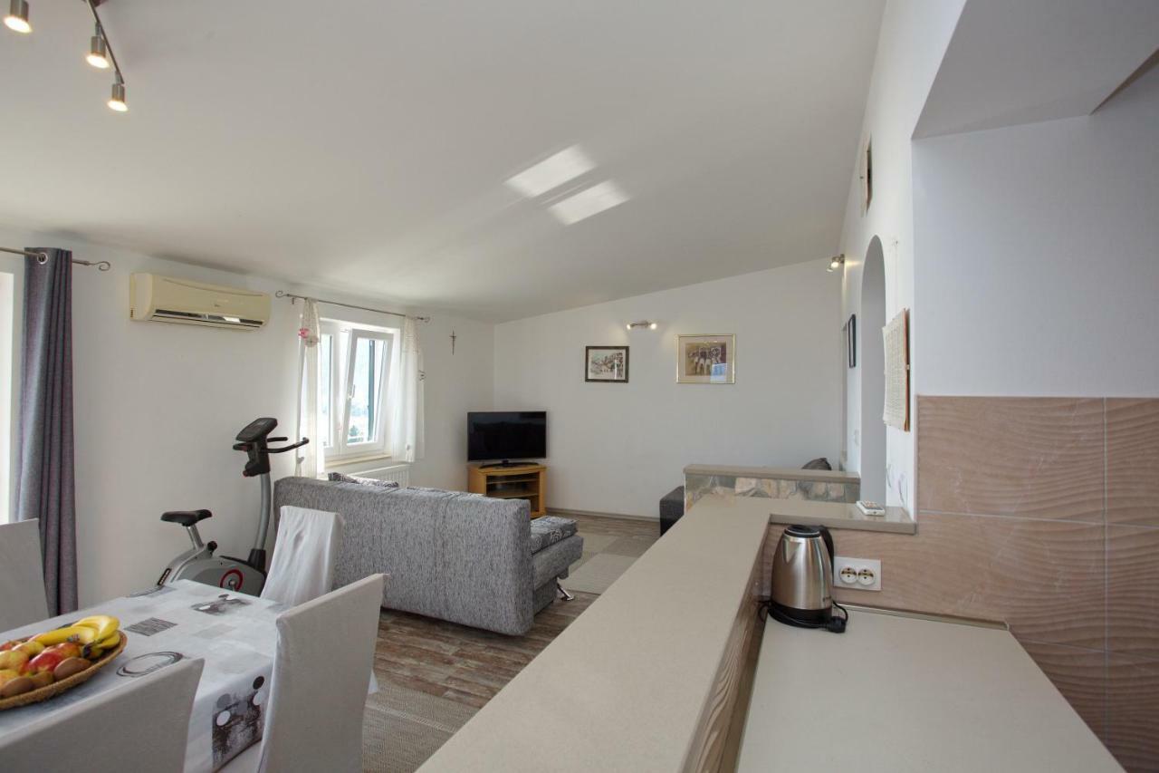 Apartment Lelas Omiš Exterior foto
